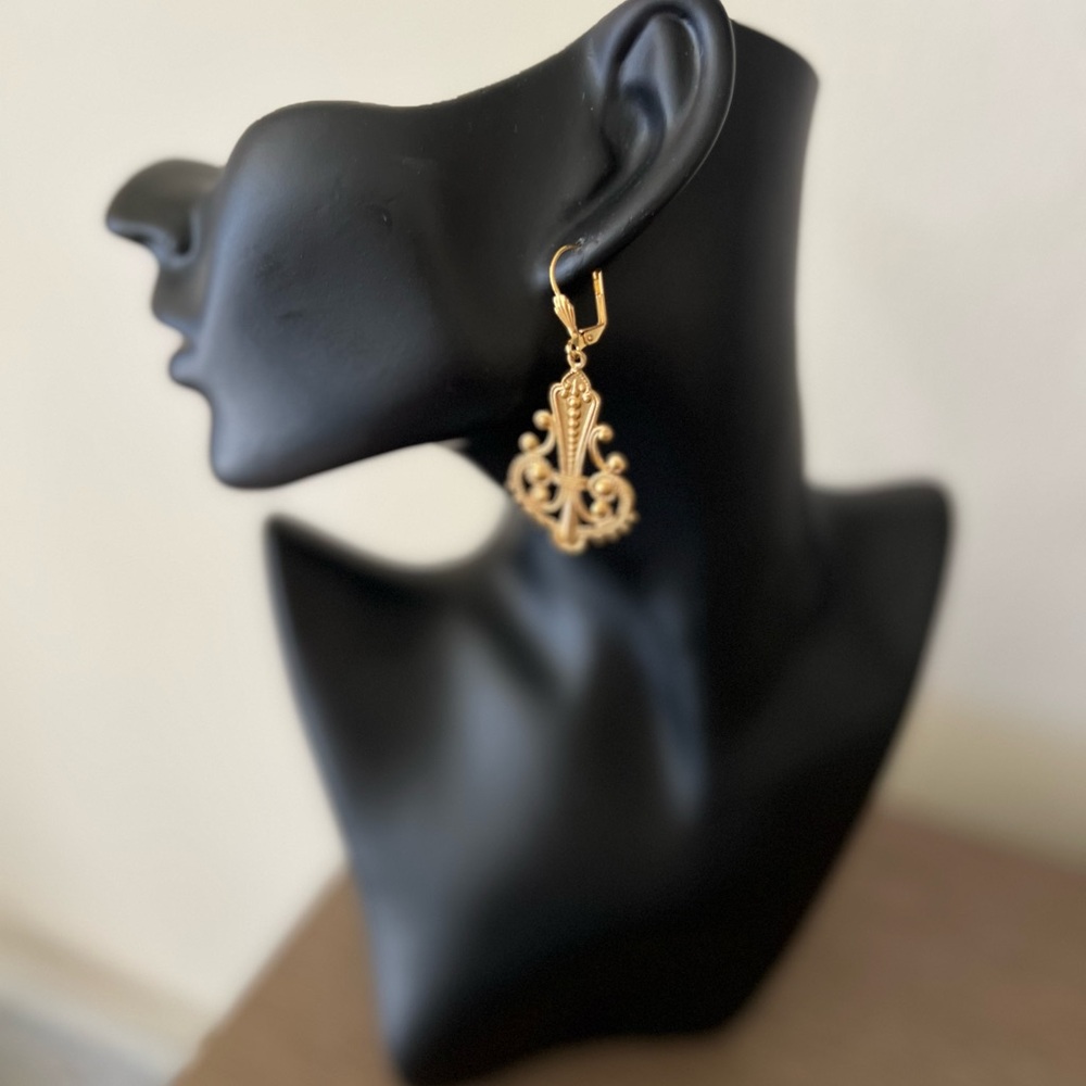 Giftable 🌟Gold Tone Dangle Earrings